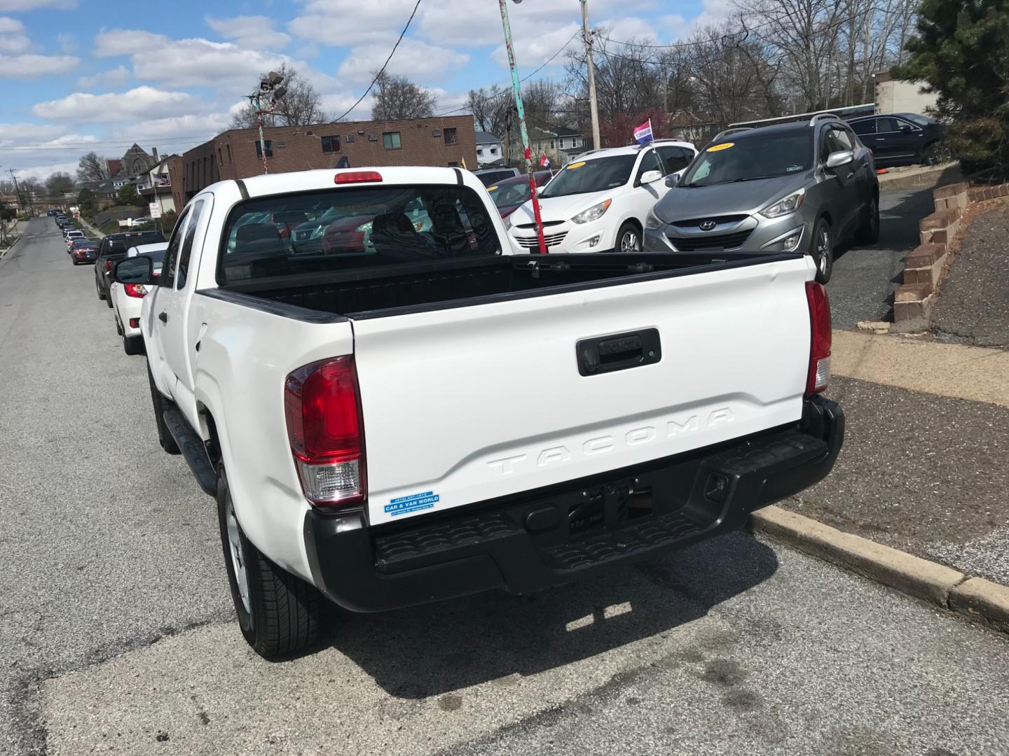 2016 White /Gray Toyota Tacoma SR5 (5TFRX5GN1GX) with an 2.7 V4 engine, Automatic transmission, located at 577 Chester Pike, Prospect Park, PA, 19076, (610) 237-1015, 39.886154, -75.302338 - Photo#5